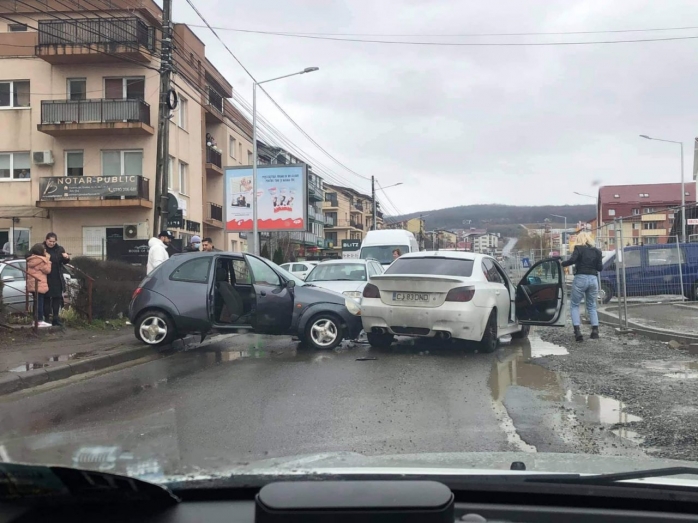 Accident pe strada Eroilor din Florești. Traficul a fost blocat. FOTO